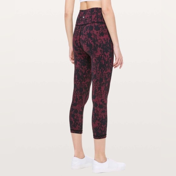 Lululemon 8 Wunder Under Crop (Hi-Rise) 21"
Scatter Blossom Jacquard Garnet Blk - Picture 9 of 12